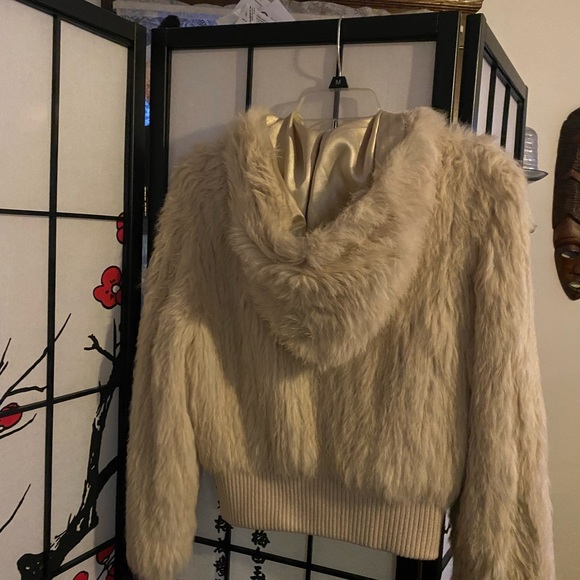 Warm up in this 💯 rabbit bomber style jacket with hood barely worn - Picture 3 of 10